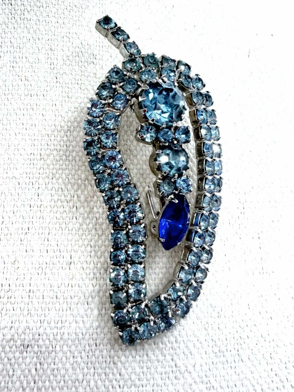 Vintage 50s-60s Mid-Century Blue Glass Rhinestone Pear Shape Brooch Jewelry